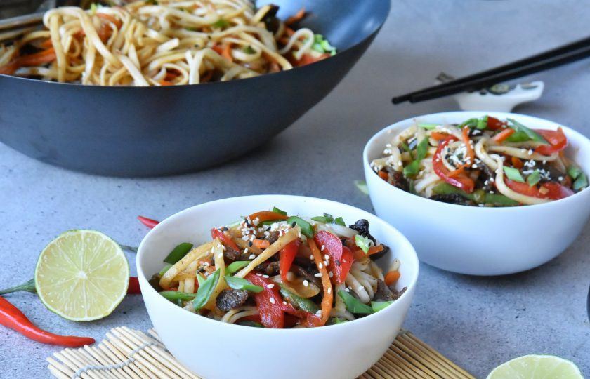 1. Этап. Удон с говядиной в устричном соусе: При подаче разложите жареную лапшу в миски и посыпьте сверху зеленым луком и семенами кунжута.