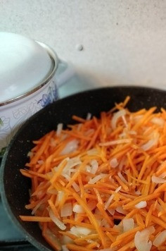 1. Этап. Веганский плов с сухофруктами: Неспешно приступаю к чистке овощей. мне в этот раз очень повезло, морковь попалась оч сладкая. После этого морковь шинкую тонкой соломкой-я счастливая делаю это за минуту на чудесной терке. Лук зависит от размера. Мой гигантский я порезала четверть кольцами. Всё на сковороду или казан, на дно которого довила три ложки масла, не меньше. Лила на глаз, но рис и фрукты масло любят, на мой вкус, но вы можете использовать меньше. Пока не включила. Просто стоит на плите.