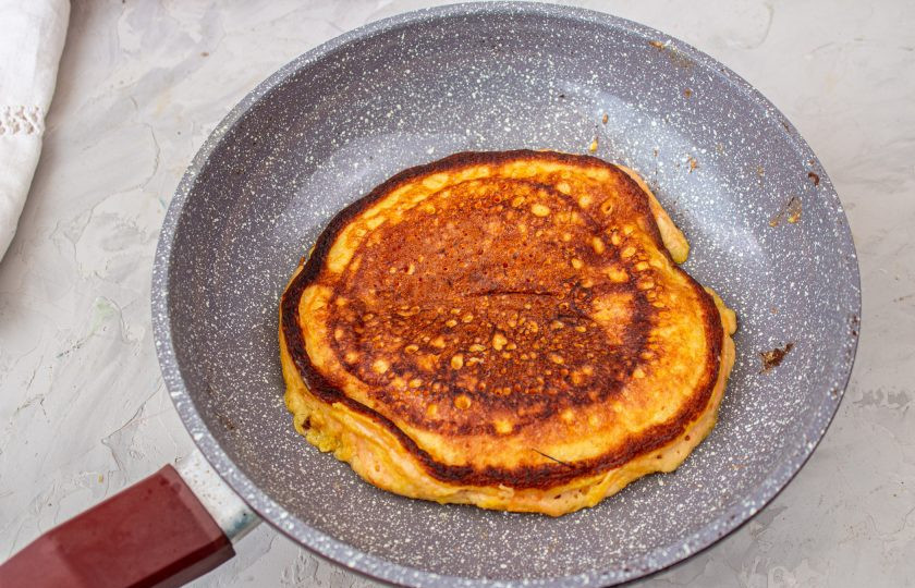 1. Этап. Торт морковный на сковороде: Переворачиваем корж на другую сторону и также жарим пару минут, до румяности.