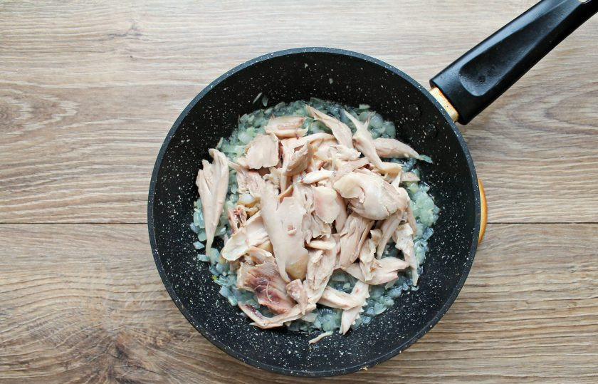 1. Этап. Томатный суп с кинзой: Отварную курицу отделите от костей и разделите на кусочки. Выложите ее в сковороду с овощами и обжарьте все в течение 6 минут, перемешивая.