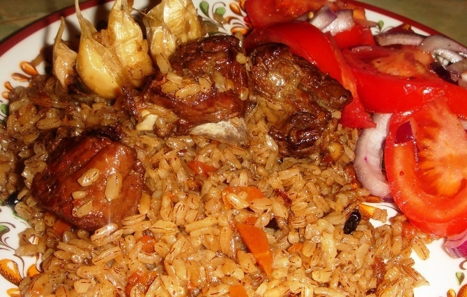 1. Этап. Плов с чесноком: Готовый плов хорошенько перемешиваем и выкладываем на тарелки, украсив чесноком. Приятного аппетита!