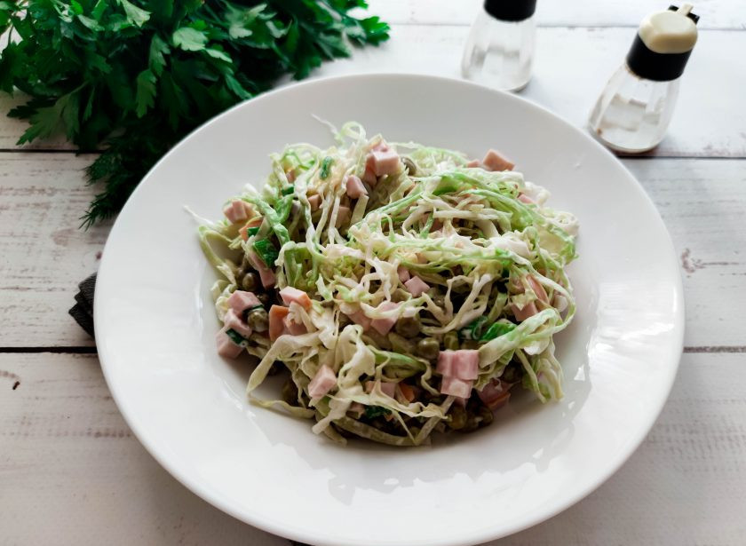 1. Этап. Салат из капусты, горошка и колбасы: Салат из капусты, горошка и колбасы готов. Приятного аппетита!