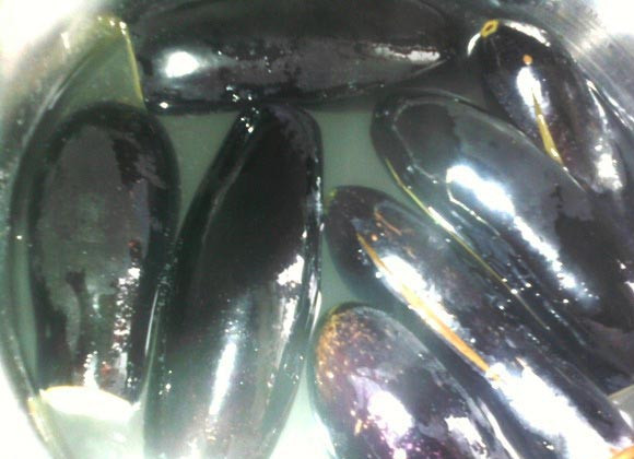 1. Этап. Долма из баклажанов по-азербайджански: Обрезаем хвостики баклажан, внутренности вычищаем. Провариваем баклажаны в подсоленной воде 5 минут. Воду слить и остудить овощи.