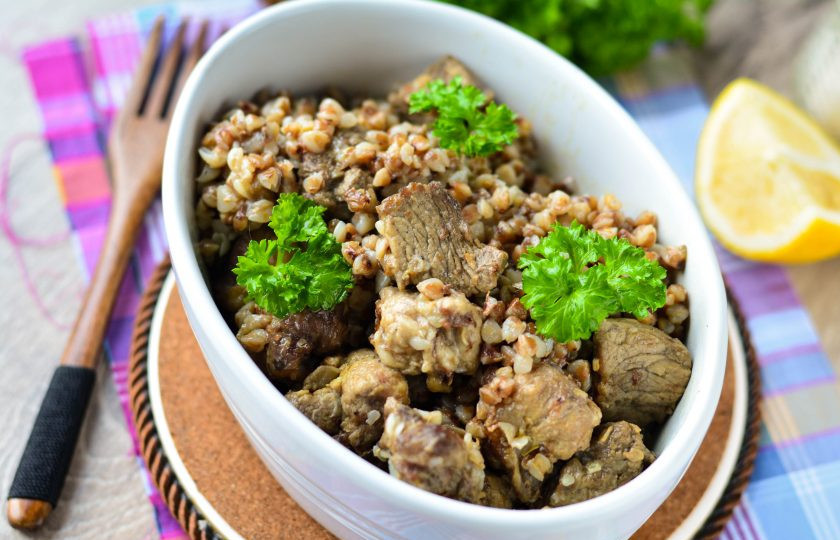 1. Этап. Гречка с мясом «Роскошная»: Подавайте кашу с мясом сразу к столу. Приятного аппетита!