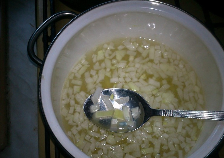 1. Этап. Борщ из цветной капусты: Поставьте воду на огонь до закипания. Мелко нарубите картофель с луком. Добавьте овощи в кипяток. Варите их 10-15 минут.