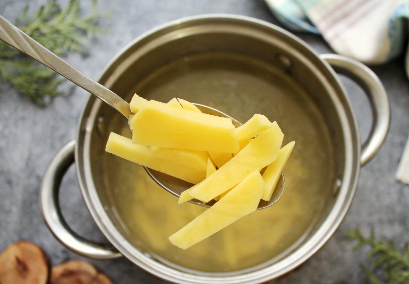 1. Этап. Щи из молодой капусты с курицей: Картофель почистите, сполосните и порежьте соломкой. Добавьте картофель в кастрюлю и варите в течение 10 минут.