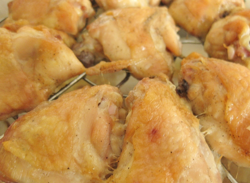 1. Этап. Карамельная курочка с овощами, лепешками и десертом: БЕДРА Проверить карамель. Она уже должна быть готова. Смазать ею курочку (я использовала силиконовую кисточку) и поставить запекаться еще на 5-7 минут.