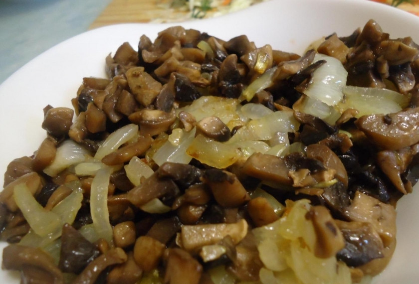 1. Этап. Курник из бездрожжевого теста: 5. В миске соединяю грибы и лук, перемешиваю. Вторая начинка готова.