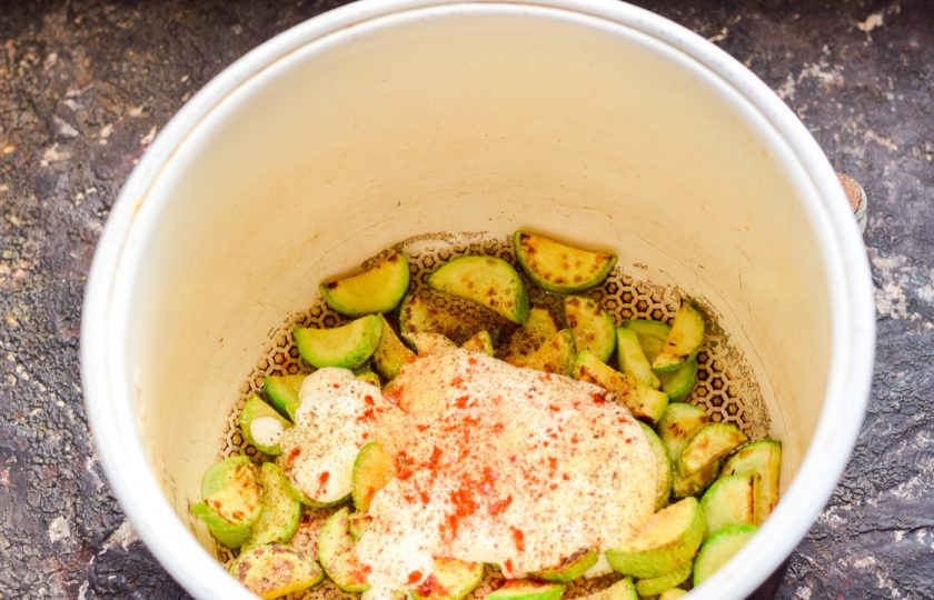 1. Этап. Кабачки со сметаной в мультиварке: Всыпьте все специи, которые вы подготовили заранее.