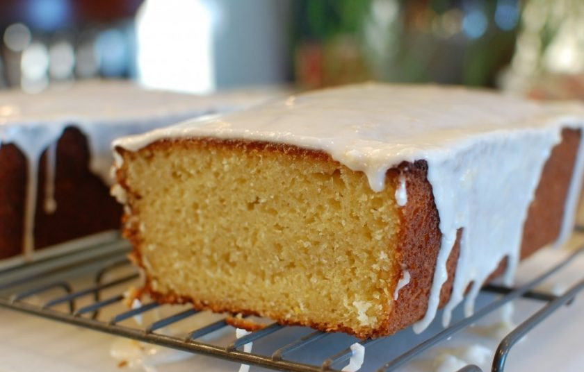 1. Этап. Лимонный кекс с майонезом: 13. Аккуратно достаньте остывший кекс из формы, украсьте глазурью. Подождите до ее застывания и наслаждайтесь выпечкой.