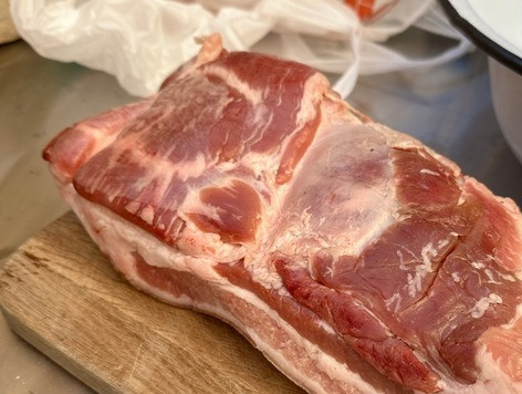 1. Этап. Хо шау ру. Свинина Мао Цзэдуна: Для хо шау ру необходима свинина со шкуркой и жирком. Идеально подойдёт мясо «от брюшка». Подчеревок, то бишь. Вот такой кусочек – без малого килограмм.