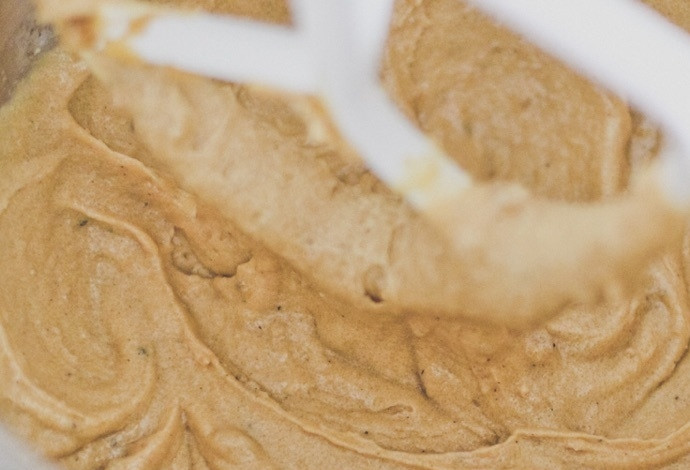 1. Этап. Печенье с виски и шоколадом: 2. Смешайте муку с содой и солью. В чаше миксера взбейте сливочное масло с коричневым и белым сахаром, добавьте к масляной смесит яйцо, желток, виски и ванильный экстракт.