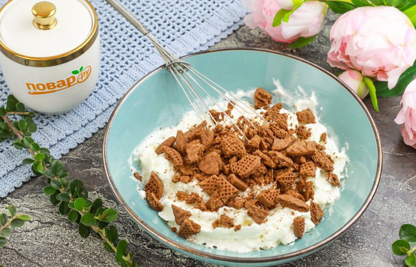 1. Этап. Мороженое с печеньем: Ракрошите в сливочный крем шоколадное печенье, оставляя небольшие кусочки. Оставьте немного печенья для украшения десерта. Все тщательно перемешайте.