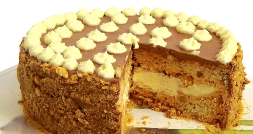 1. Этап. Домашний торт Киевский: 7. На корж выложите 2/3 белого крема, накройте вторым коржом и обмажьте торт кремом с какао. Бока обсыпьте крошкой из краев коржей. с помощью кондитерского мешка украсьте торт белым кремом. Поставьте в холодильник на 2-3 часа. Приятного аппетита!