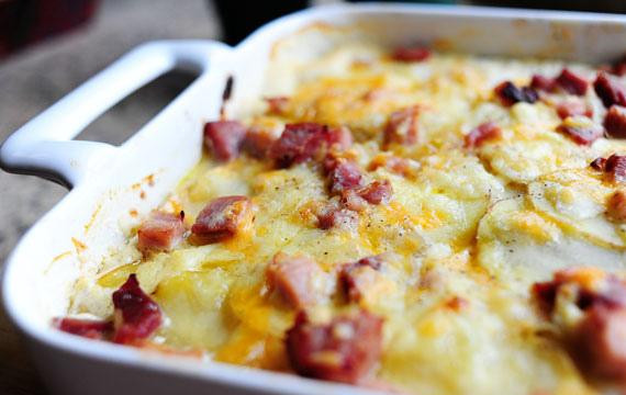 1. Этап. Запеченный картофель с ветчиной: 7. Накрыть блюдо фольгой и запекать 40 минут. Снять фольгу и запекать еще 20 минут. Нарезать на квадратики, посыпать измельченной петрушкой при желании и подавать.