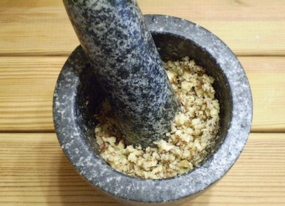 1. Этап. Печенье из дрожжевого теста: 8. Теперь займемся орехами. Очищаем от скорлупы, толчем в ступе до мелкой крошки.