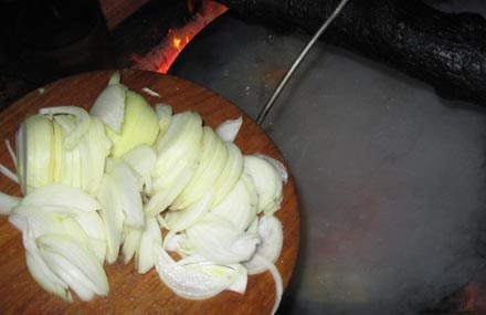 1. Этап. Шурпа из лосятины: Следом кладем оставшийся лук (полукольцами) и нарезанный ломтиками болгарский перец.