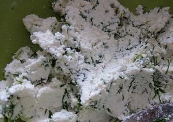 1. Этап. Перец, фаршированный творогом и зеленью: Творог смешайте с зеленью, тертыми орехами, майонезом, чесноком, соль.