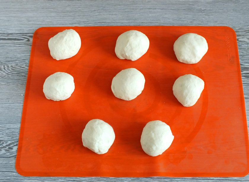 1. Этап. Булочки на рассоле: Тесто разделите на 8-9 частей. Подкатайте в шарики.