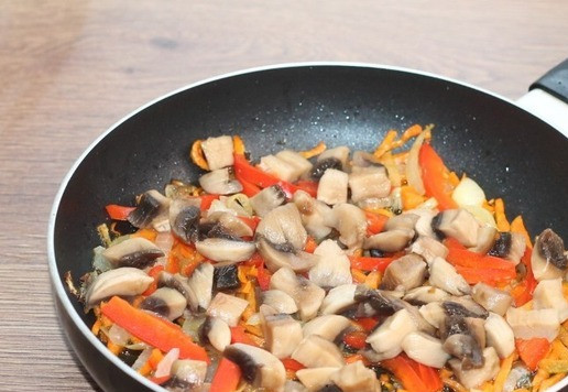 1. Этап. Крем-суп из поленты с сухариками: 5... и грибы. Посыпаем приправой, солим и перчим, тушим под крышкой до готовности грибов, минут 10.