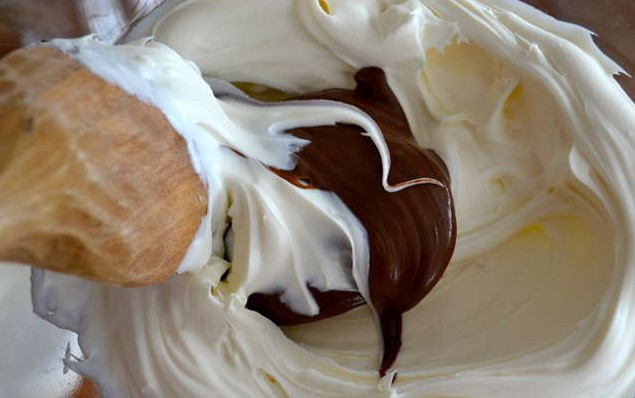 1. Этап. Тирамису за 5 минут: Сливочный сыр смешайте с шоколадной пастой.