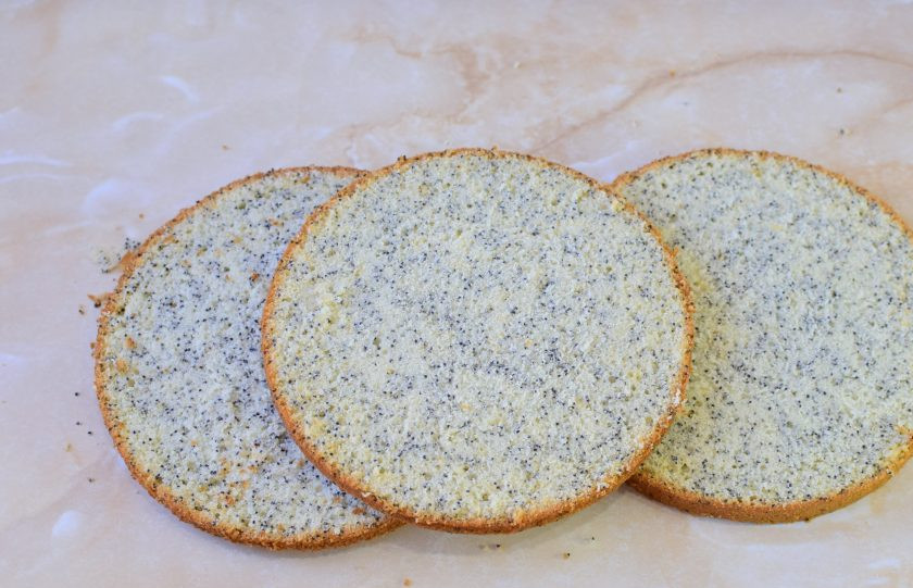 1. Этап. Клубнично-маковый торт: Отлежавшийся бисквит разрежьте на 3-4 коржа.