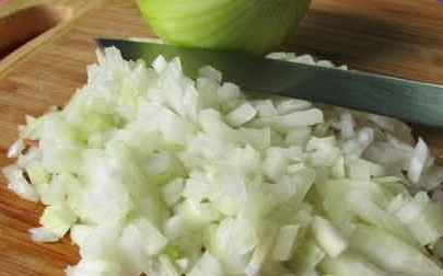 1. Этап. Запеканка из говядины: Лук порезать.