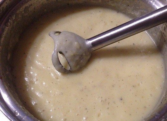 1. Этап. Пряный картофельный суп: 6. С помощью погружного блендера измельчаем суп в пюре. Добавим мускатный орех и соль по вкусу. Тщательно перемешаем.