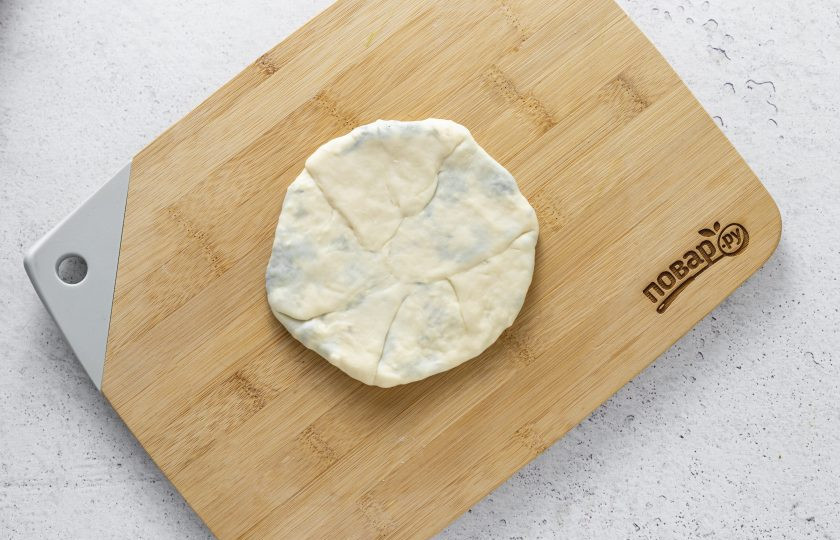 1. Этап. Лепешки с кинзой: Немного раскатайте лепешку.