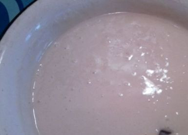 1. Этап. Печенье Свиные ушки: Взбить яйца с сахаром, добавить гашеную уксусом или лимонным соком соду. Перемешать. Всыпать муку и тщательно размешать. Тесто должно получится по густоте как сметана.