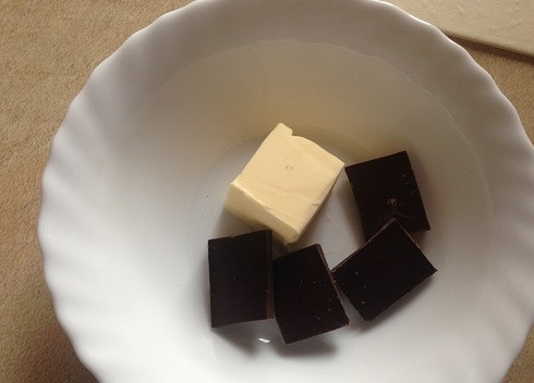 1. Этап. Печенье Слоновьи ушки: Пока тесто оттаивает, приготовим шоколадную помадку. Растопим на водяной бане шоколад со сливочным маслом.