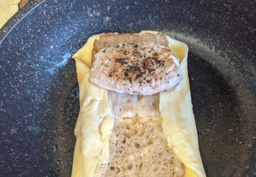 1. Этап. Омлетный сэндвич с индейкой: На верхний край кладём жареный стейк из индейки.