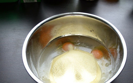 1. Этап. Вареники с сыром сулугуни: 1. Тесто готовится достаточно просто. В глубокую мисочку вбейте яйца и добавьте соль. Влейте воду и всыпьте часть просеянной муки.