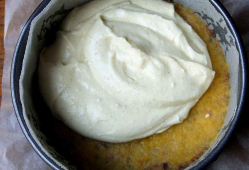 1. Этап. Ванильный чизкейк: Таким образом у нас получился крем, который мы выкладываем сверху запечённой основы.