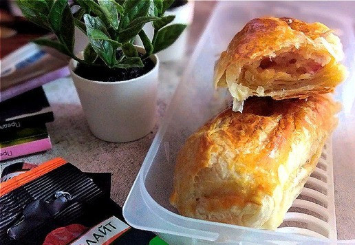 1. Этап. Слойки с колбасками и сыром: Едим. Слойка в разломе. Очень вкусно!