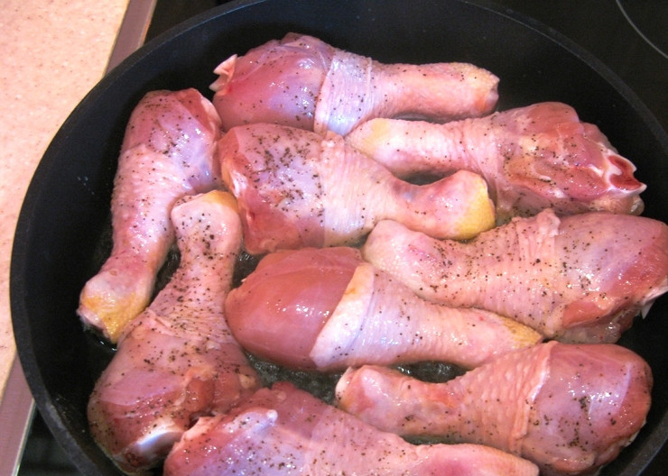 1. Этап. Ножка куриная в мешочке: В другой сковороде обжарьте куриные ножки до румяной корочки.