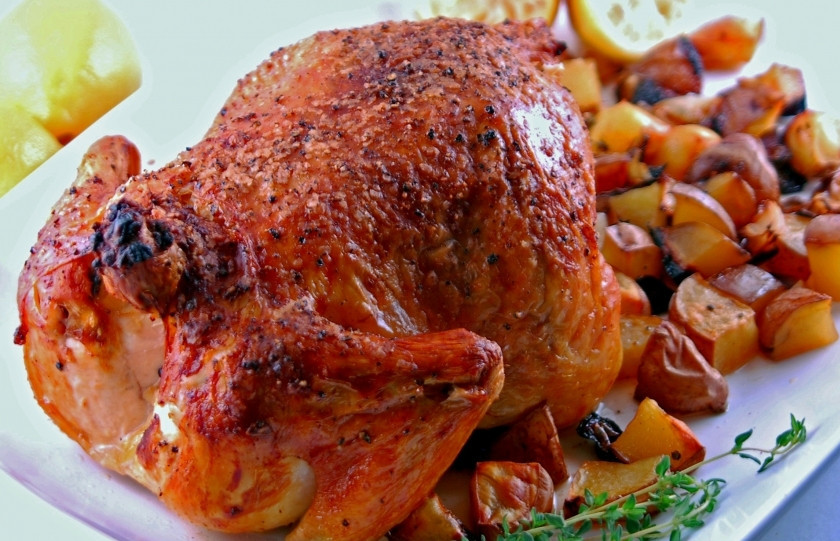 1. Этап. Курица с персиками: Готовность проверяем зубочисткой - если сок из тушки вытекает чистый и прозрачный, значит курица с персиками готова. В противном случае запекать еще минут 20-25. Подавать горячей!