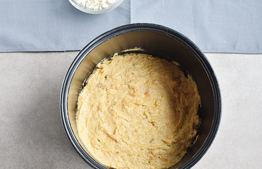 1. Этап. Пирог из тыквы в мультиварке: Вылейте тесто в чашу мультиварки, для надежности подложив кружок пергамента на дно.