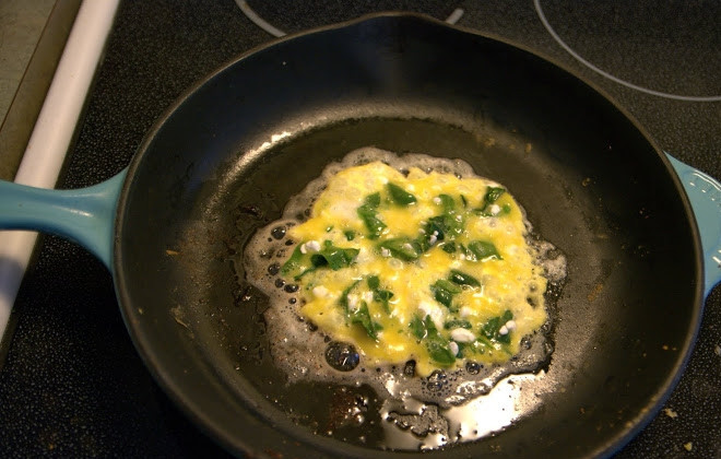 1. Этап. Яичница с творогом: 4. Вылейте яичницу и обжаривайте до корочки с одной и другой стороны.