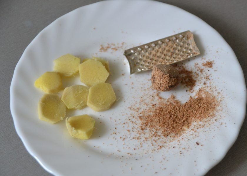 1. Этап. Безалкогольный глинтвейн на гранатовом соке: Очистите имбирь, нарежьте на небольшие кусочки, натрите мускатный орех.