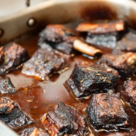 1. Этап. Тушеные говяжьи ребрышки: 8. Выпекайте ребрышки в разогретой до 160 градусов духовке в течение 2,5-3 часов.