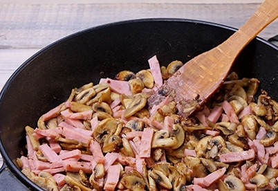 1. Этап. Паста с ветчиной и грибами: Отправляем к грибам ветчину. И обжариваем минут 5-7. Не забываем перемешивать.