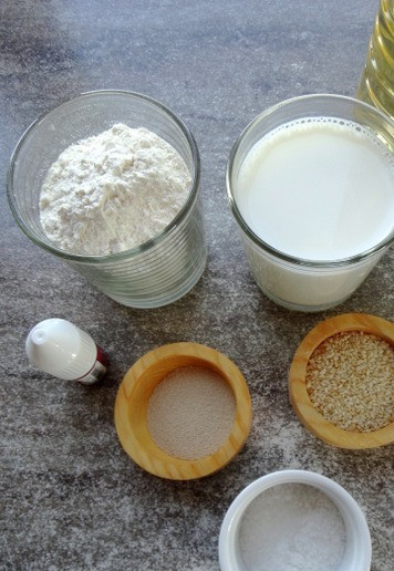 1. Этап. Бургер-гриль красный бархат: Первым делом надо испечь булочки, а для этого замесить тесто.