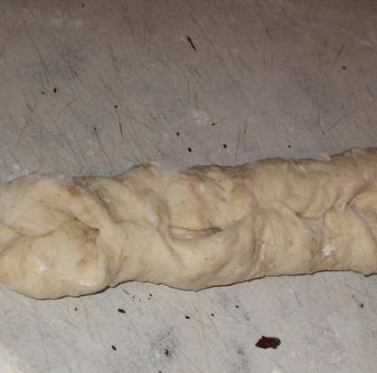 1. Этап. Багет с луком: 6. Из этой лепешки формируем будущий багет - делаем косичку, рулетик или колбаску - у кого что получится.