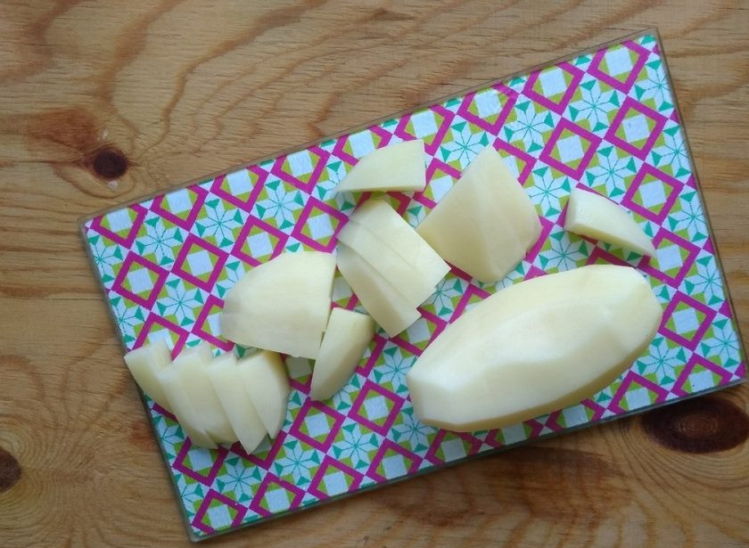 1. Этап. Картофель с томатной пастой: 2. Затем картофель почистите и нарежьте брусками.