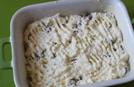 1. Этап. Пирог из моркови и творога: 10. Духовку разогрейте до 160 градусов. Жаропрочную форму смажьте маслом и присыпьте манкой. Выложите творожную массу и разровняйте.