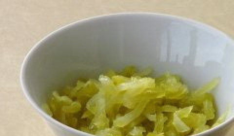 1. Этап. Колобки из фарша: Огурцы очистите от кожицы и нарежьте тонкой соломкой.