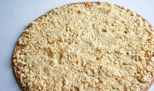 1. Этап. Простой тортик: 5. Возьмите часть крошки, выложите её на тарелку, формируя таким образом тонкий корж.