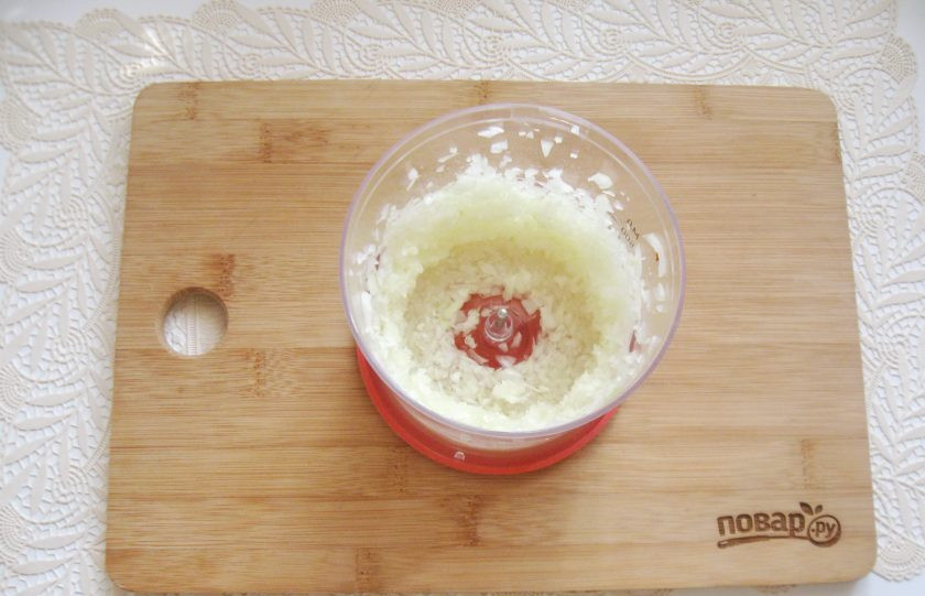 1. Этап. Бешбармак по-нанайски: Одну луковицу очистите, помойте, измельчите в блендере.