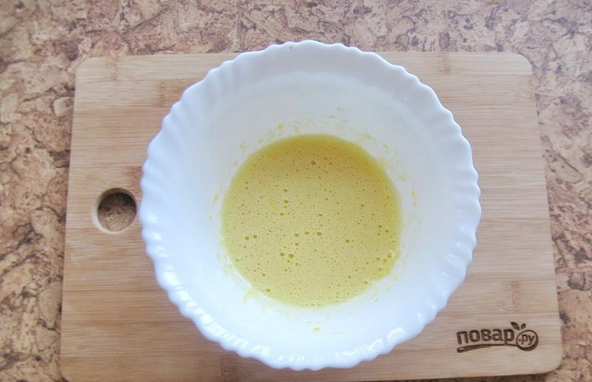 1. Этап. Фисташковый кекс: Отделите желтки от белков. Добавьте в желтки 30 грамм сахара и тоже взбейте миксером или венчиком.